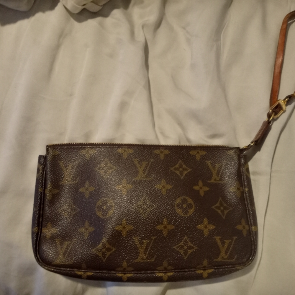 Louis Vuitton cluch